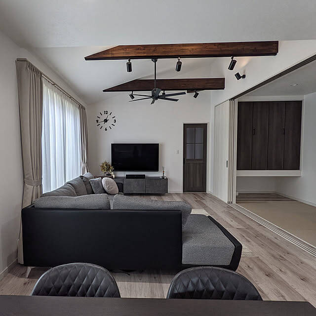 空間を広々見せつつ映像を見やすくする工夫。設置方法別テレビの配置10選