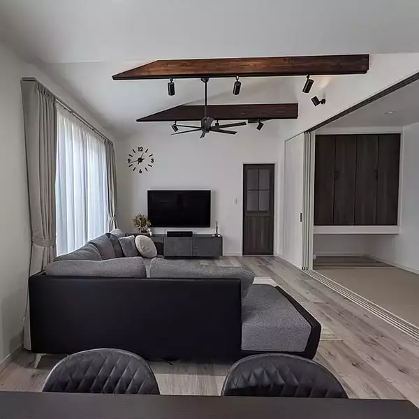 「空間を広々見せつつ映像を見やすくする工夫。設置方法別テレビの配置10選」の画像