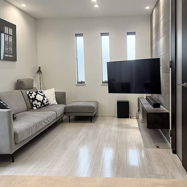 空間を広々見せつつ映像を見やすくする工夫。設置方法別テレビの配置10選