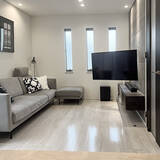 「空間を広々見せつつ映像を見やすくする工夫。設置方法別テレビの配置10選」の画像11