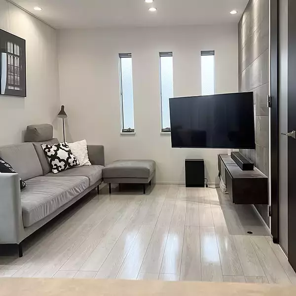 「空間を広々見せつつ映像を見やすくする工夫。設置方法別テレビの配置10選」の画像