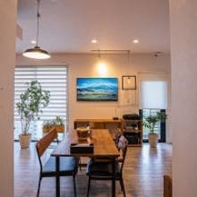 空間を広々見せつつ映像を見やすくする工夫。設置方法別テレビの配置10選