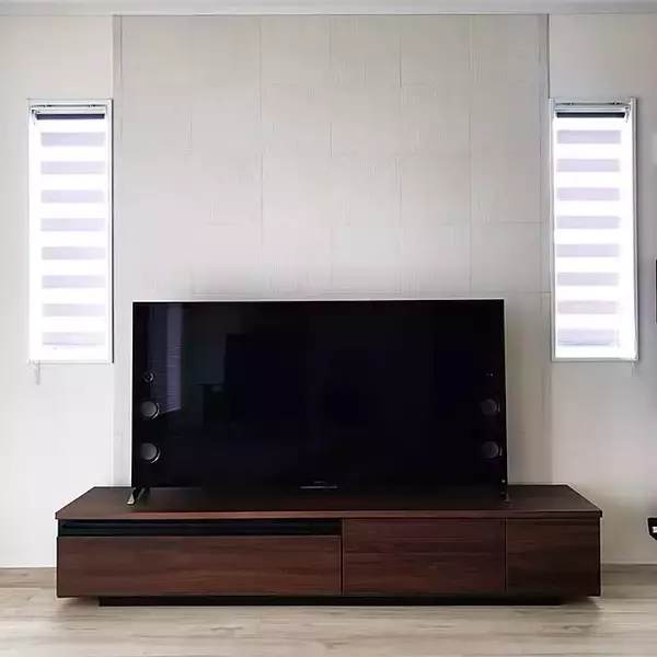 「空間を広々見せつつ映像を見やすくする工夫。設置方法別テレビの配置10選」の画像