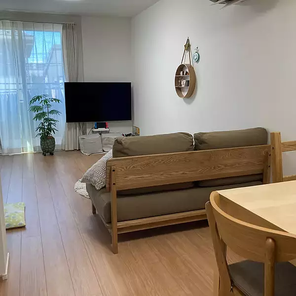 「空間を広々見せつつ映像を見やすくする工夫。設置方法別テレビの配置10選」の画像