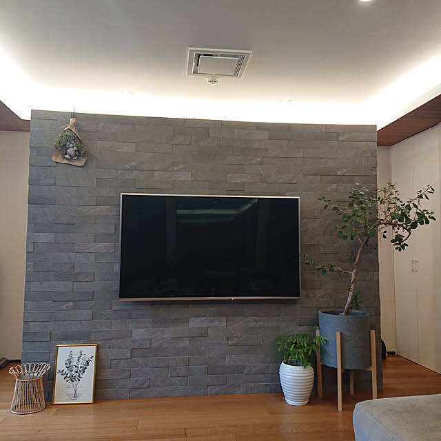 空間を広々見せつつ映像を見やすくする工夫。設置方法別テレビの配置10選