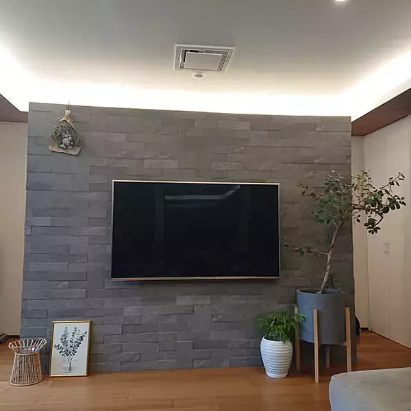 「空間を広々見せつつ映像を見やすくする工夫。設置方法別テレビの配置10選」の画像