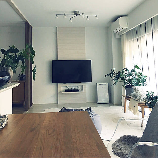 空間を広々見せつつ映像を見やすくする工夫。設置方法別テレビの配置10選