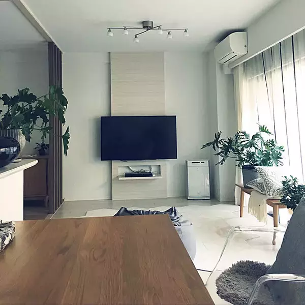 「空間を広々見せつつ映像を見やすくする工夫。設置方法別テレビの配置10選」の画像