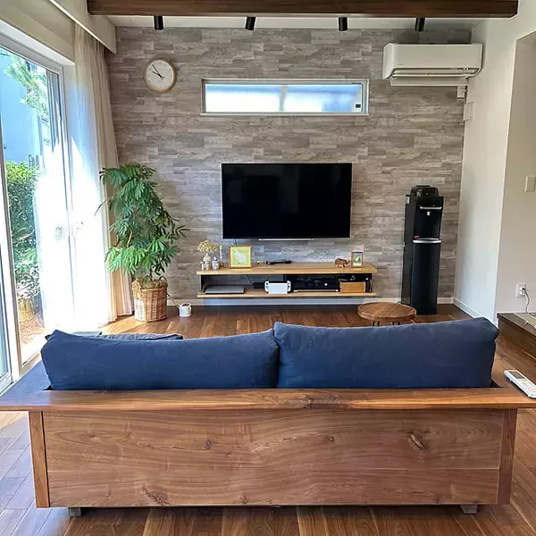 「空間を広々見せつつ映像を見やすくする工夫。設置方法別テレビの配置10選」の画像