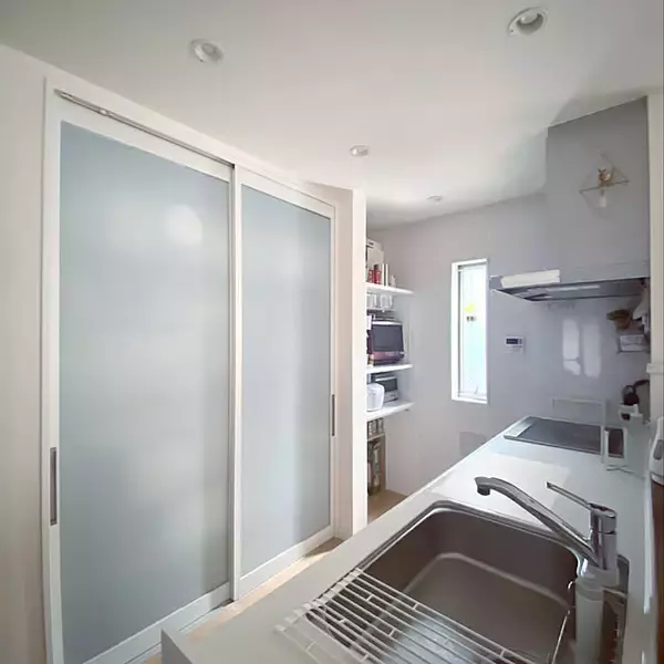 「生活スタイルや好みに合う収納方法が見つかる！キッチン背面収納の実例6選」の画像