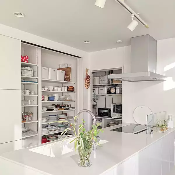 「生活スタイルや好みに合う収納方法が見つかる！キッチン背面収納の実例6選」の画像