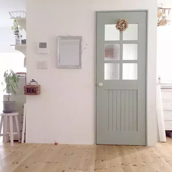 「ドアで個性を出す！お部屋の入り口に華を添えるDIY12選」の画像