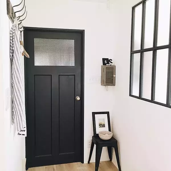 「ドアで個性を出す！お部屋の入り口に華を添えるDIY12選」の画像