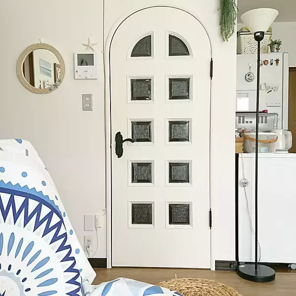 「ドアで個性を出す！お部屋の入り口に華を添えるDIY12選」の画像