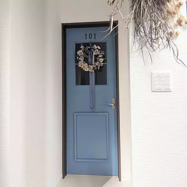 「ドアで個性を出す！お部屋の入り口に華を添えるDIY12選」の画像