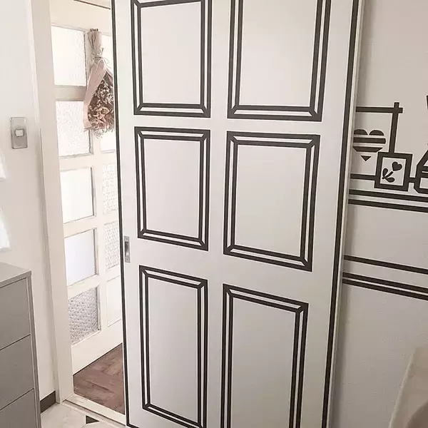 「ドアで個性を出す！お部屋の入り口に華を添えるDIY12選」の画像