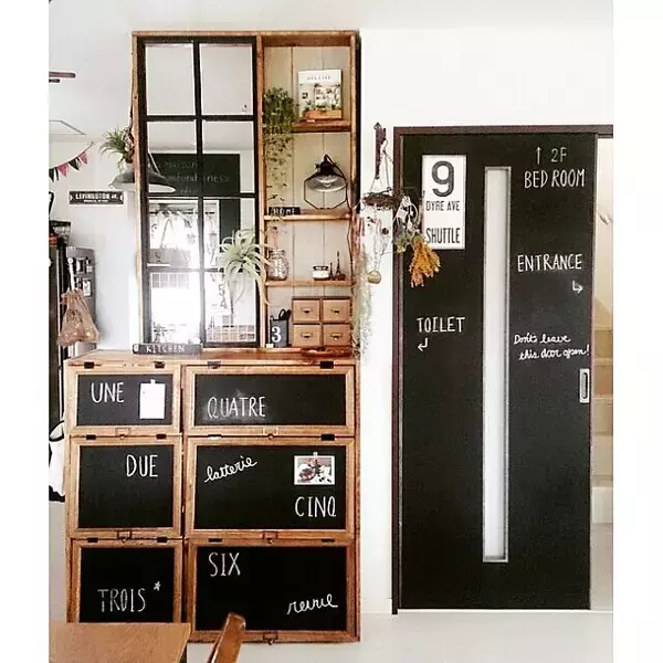 「ドアで個性を出す！お部屋の入り口に華を添えるDIY12選」の画像