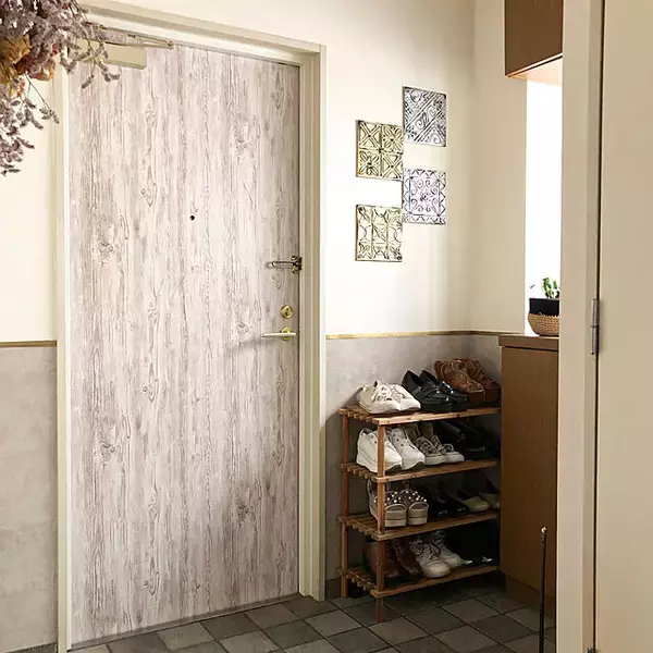 「ドアで個性を出す！お部屋の入り口に華を添えるDIY12選」の画像