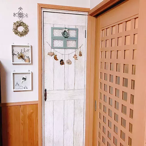 「ドアで個性を出す！お部屋の入り口に華を添えるDIY12選」の画像