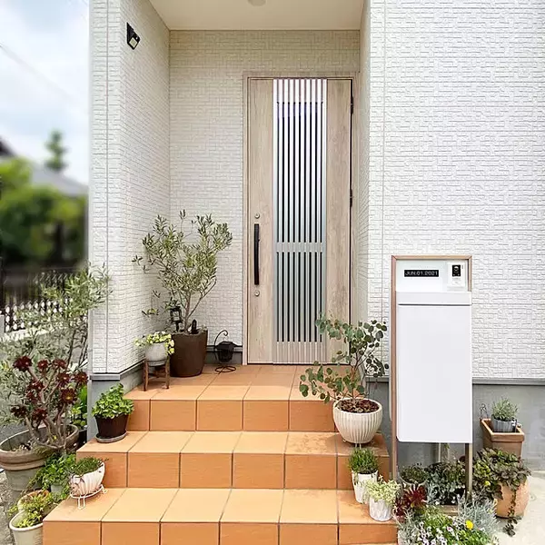 「ドアで個性を出す！お部屋の入り口に華を添えるDIY12選」の画像