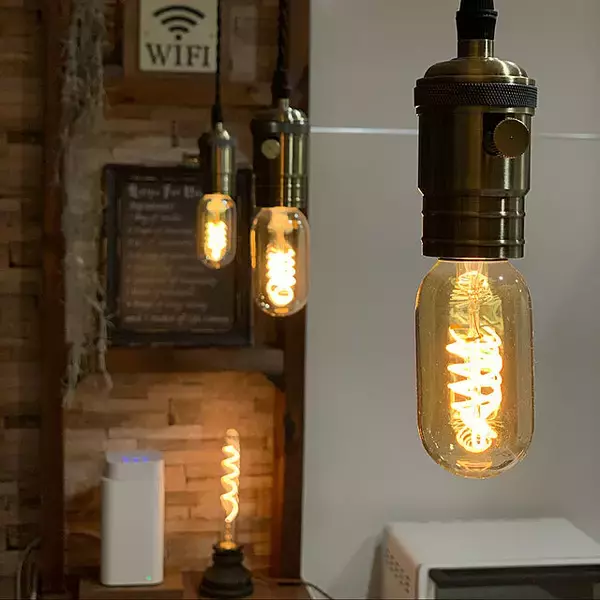 「レトロ感がたまらない♪明かりがインテリアになるエジソン電球」の画像