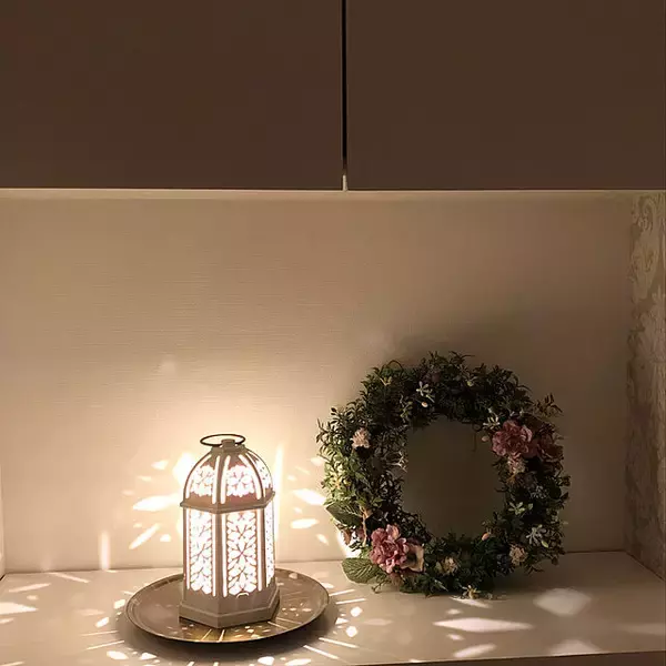 「やさしい灯りでお部屋を癒し空間に♡デザイン性も抜群なおすすめのランタン」の画像