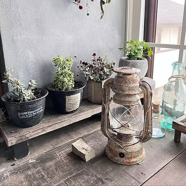 「やさしい灯りでお部屋を癒し空間に♡デザイン性も抜群なおすすめのランタン」の画像