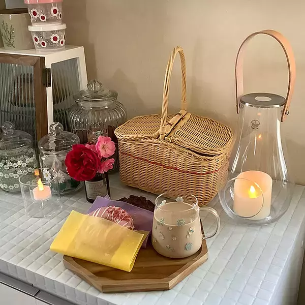 「やさしい灯りでお部屋を癒し空間に♡デザイン性も抜群なおすすめのランタン」の画像