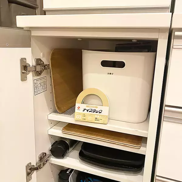 「省スペースで使いたいときにサッと手に取れる！トレーの収納アイデア6選」の画像