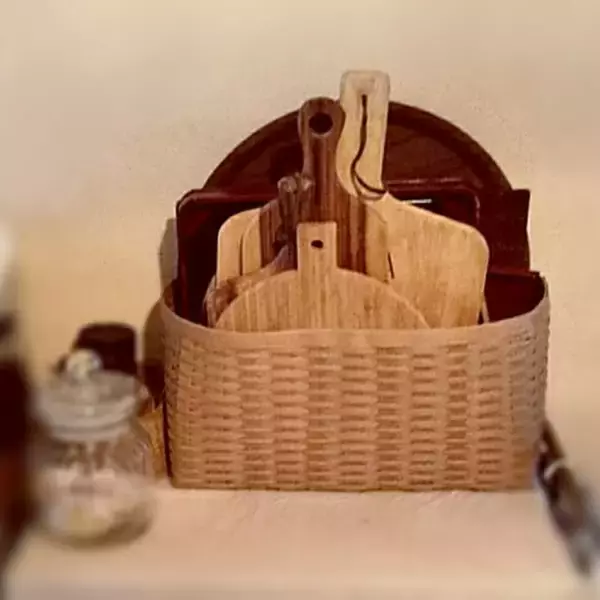 「省スペースで使いたいときにサッと手に取れる！トレーの収納アイデア6選」の画像