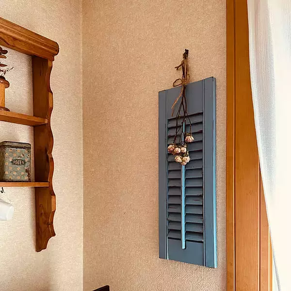 「ササッと塗るだけでアンティークな風合いに。ダイソーのミルクペイントでDIYにチャレンジ」の画像