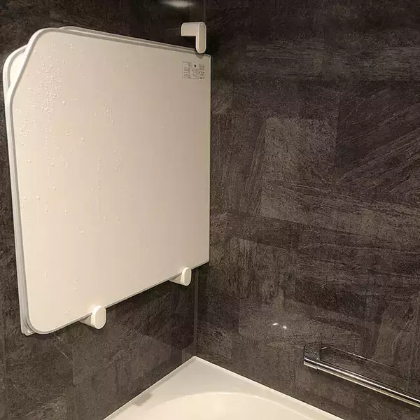 「これで浴室がすっきり見える！お風呂のフタの収納実例」の画像