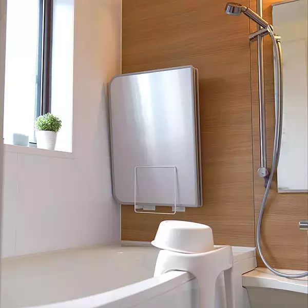 「これで浴室がすっきり見える！お風呂のフタの収納実例」の画像