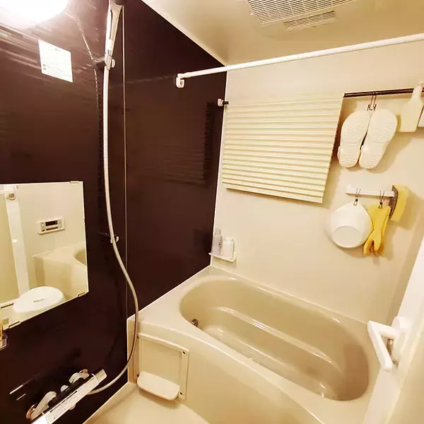 「これで浴室がすっきり見える！お風呂のフタの収納実例」の画像