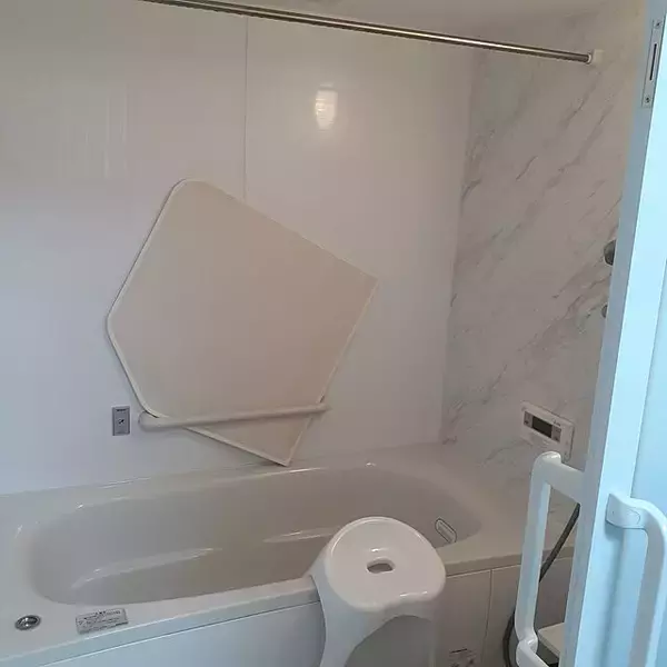 「これで浴室がすっきり見える！お風呂のフタの収納実例」の画像