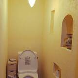 「色や柄を変えてトイレが見ちがえる！ペンキ・壁紙・漆喰で変える壁リメイク実例」の画像10