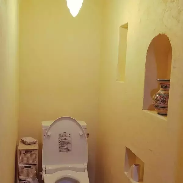 「色や柄を変えてトイレが見ちがえる！ペンキ・壁紙・漆喰で変える壁リメイク実例」の画像