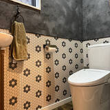 「色や柄を変えてトイレが見ちがえる！ペンキ・壁紙・漆喰で変える壁リメイク実例」の画像11