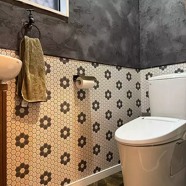 「色や柄を変えてトイレが見ちがえる！ペンキ・壁紙・漆喰で変える壁リメイク実例」の画像