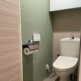 「色や柄を変えてトイレが見ちがえる！ペンキ・壁紙・漆喰で変える壁リメイク実例」の画像3