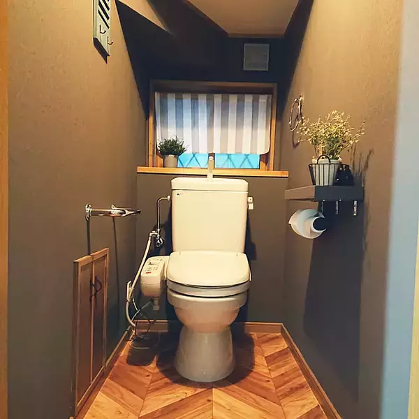 「色や柄を変えてトイレが見ちがえる！ペンキ・壁紙・漆喰で変える壁リメイク実例」の画像