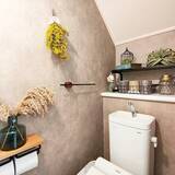 「色や柄を変えてトイレが見ちがえる！ペンキ・壁紙・漆喰で変える壁リメイク実例」の画像5