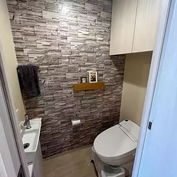 「色や柄を変えてトイレが見ちがえる！ペンキ・壁紙・漆喰で変える壁リメイク実例」の画像