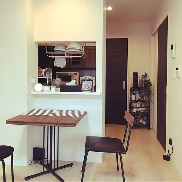 「主役級の美しさ！食卓を彩るこだわりのダイニングチェア10選」の画像