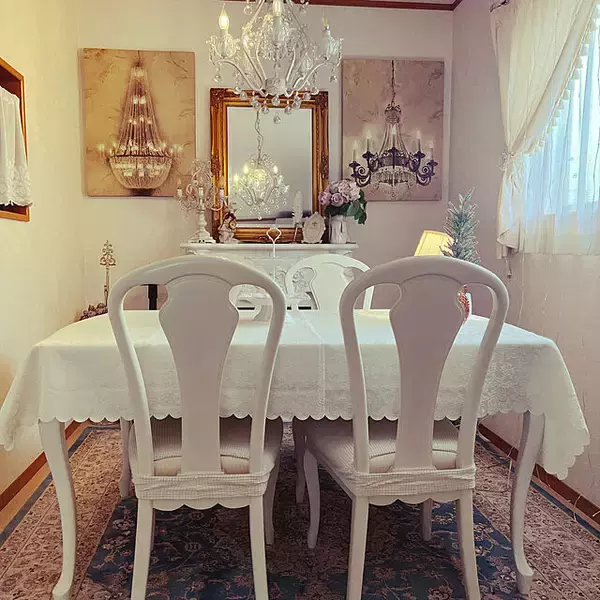 「主役級の美しさ！食卓を彩るこだわりのダイニングチェア10選」の画像