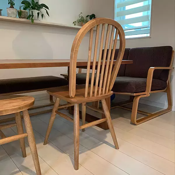 「主役級の美しさ！食卓を彩るこだわりのダイニングチェア10選」の画像