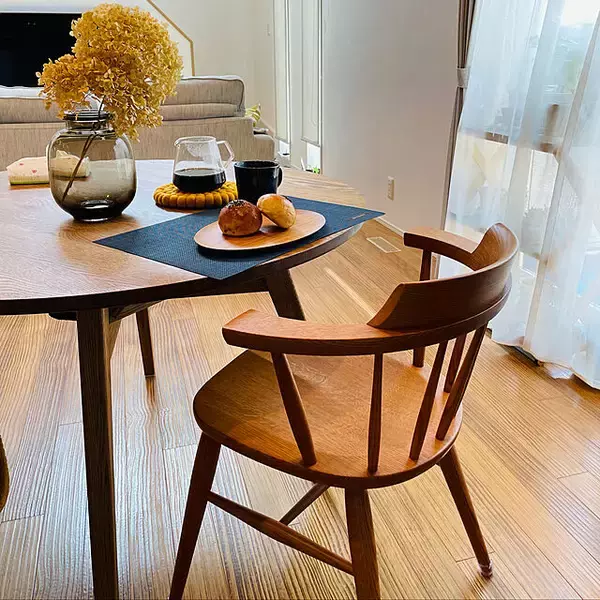 「主役級の美しさ！食卓を彩るこだわりのダイニングチェア10選」の画像