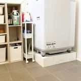 「【高コスパアイテム】550円で通気性も抜群！ダイソーの隙間ワゴンで掃除道具をすっきり収納 by emiさん」の画像1