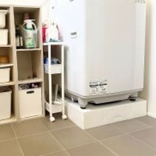 【高コスパアイテム】550円で通気性も抜群！ダイソーの隙間ワゴンで掃除道具をすっきり収納 by emiさん