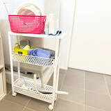 「【高コスパアイテム】550円で通気性も抜群！ダイソーの隙間ワゴンで掃除道具をすっきり収納 by emiさん」の画像2